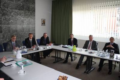 Trafen sich zu einem Gesprch: Reinhold Sendker MdB, die Brgermeister der Stdte und Gemeinden im Kreis Warendorf und der Bezirksverband der Kleingrtner im Kreis Warendorf.