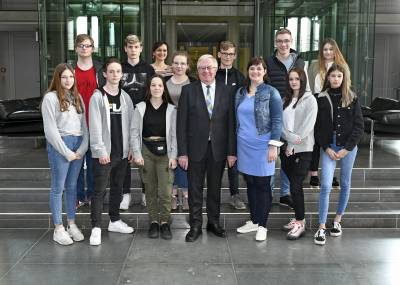 Trafen sich im Paul-Lbe-Haus des Deutschen Bundestages: Die Kochgruppe der Ahlener Overbergschule und Reinhold Sendker MdB - Trafen sich im Paul-Löbe-Haus des Deutschen Bundestages: Die Kochgruppe der Ahlener Overbergschule und Reinhold Sendker MdB