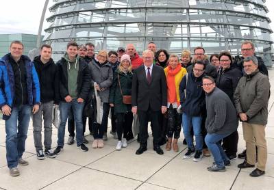 Die Mitarbeiterinnen und Mitarbeiter des Telgter St. Rochus Hospitals mit Reinhold Sendker MdB vor der Reichstagskuppel - Die Mitarbeiterinnen und Mitarbeiter des Telgter St. Rochus Hospitals mit Reinhold Sendker MdB vor der Reichstagskuppel