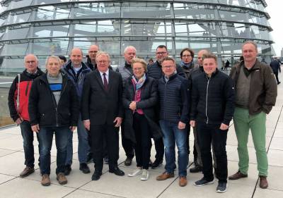 Die Mitglieder der OU Liesborn zusammen mit Reinhold Sendker MdB auf dem Dach des Reichstags - Die Mitglieder der OU Liesborn zusammen mit Reinhold Sendker MdB auf dem Dach des Reichstags