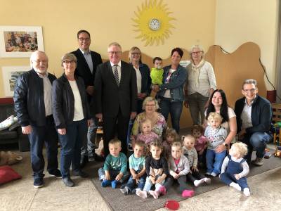 Lisa Heese, Markus Hner,  Rudi Goriss, Reinhold Sendker MdB,  Brigitte Boblies-Tielker, Dagmar Lange und Bernd Matuszek mit Tagesmttern und Kindern des Mtterzentrums Beckum - Lisa Heese, Markus Höner,  Rudi Goriss, Reinhold Sendker MdB,  Brigitte Boblies-Tielker, Dagmar Lange und Bernd Matuszek mit Tagesmüttern und Kindern des Mütterzentrums Beckum