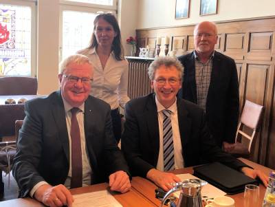 vorne von links: Reinhold Sendker MdB und Brgermeister Berthold Streffing, hinten von links: Kmmerin Bettina Kch-Wallmeyer und Ratsmitglied Josef Schmedding. - vorne von links: Reinhold Sendker MdB und Bürgermeister Berthold Streffing, hinten von links: Kämmerin Bettina Küch-Wallmeyer und Ratsmitglied Josef Schmedding.