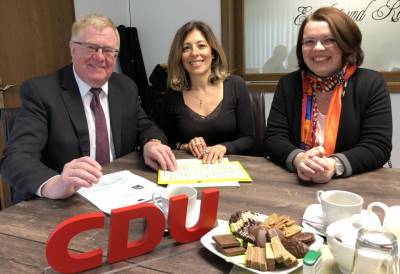 Das Bild zeigt von links: Reinhold Sendker MdB, Ina El Kobbia und Almut Schlingenktter aus dem Wahlkreisbro Freckenhorst - Das Bild zeigt von links: Reinhold Sendker MdB, Ina El Kobbia und Almut Schlingenkötter aus dem Wahlkreisbüro Freckenhorst