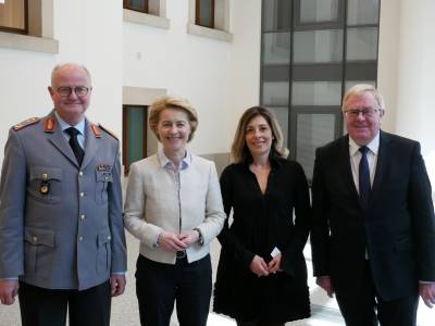 Von Links: Dr. Bernd Mattiesen (Generalarzt der Bundeswehr), Bundesverteidigungsministerin a.D. Dr. Ursula von der Leyen MdB, Ina El Kobbia (Geschftsfhrerin des DKThR) und Reinhold Sendker MdB.