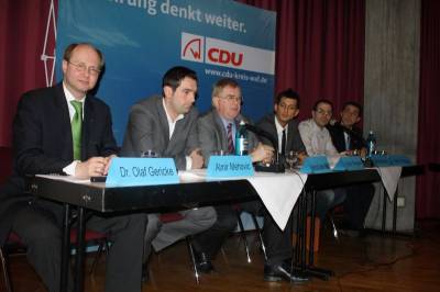 Unter der Moderation von Reinhold Sendker (3.v.l.) diskuteirten in Ahlen: Landrat Dr. Olaf Gericke (1.v.l.),  Veli Firtina (r.)(Warendorf) als Vertreter der Muslime, Matthias Harmann (2.v.r.) fr die syrisch-orthodoxen Kirche (Ahlen), ferner der aus Bosnien stammende Unternehmer Almir Mehovic (2.v.l.) sowie der Ahlener Integrationsratsvorsitzende Ugur Dogan (3.v.r.).