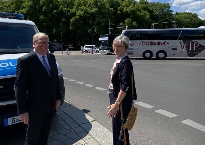 Reinhold Sendker und Bettina Sieckendiek aus Versmold tauschten sich am 27. Mai ber die aktuelle Lage der Reisebustouristik aus. - Reinhold Sendker und Bettina Sieckendiek aus Versmold tauschten sich am 27. Mai über die aktuelle Lage der Reisebustouristik aus.