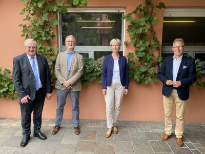 von links: Reinhold Sendker MdB, Dr. Hans Joachim Hilleke, Dr. Ursula Gerling-Huesmann, Erwin Rdddel MdB (Vorsitzender des Ausschusses fr Gesundheit DBT) - von links: Reinhold Sendker MdB, Dr. Hans Joachim Hilleke, Dr. Ursula Gerling-Huesmann, Erwin Rüdddel MdB (Vorsitzender des Ausschusses für Gesundheit DBT)