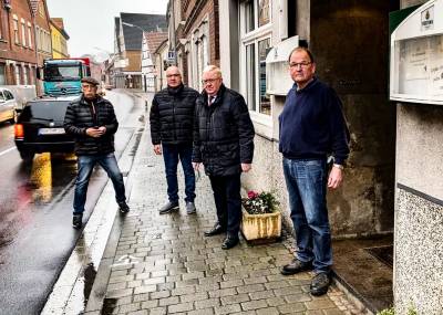 Das Bild zeigt von links: Achim Hensdiek, Hseyin Gkoglan, Reinhold Sendker MdB und Gastwirt Heinz Huesman. - Das Bild zeigt von links: Achim Hensdiek, Hüseyin Gökoglan, Reinhold Sendker MdB und Gastwirt Heinz Huesman.