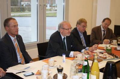 Reinhold Sendker MdB und Rudolf Henke MdB diskutieren mit Pflegeheim- und Pflegedienstleitern und zum Pfege-TV.