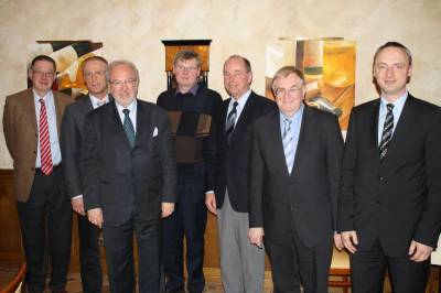 v.l.: Henning Siebert (Kreisvorsitzender MIT), Matthias Krake (Pflegedirektor St. Rochus Telgte), Rudolf Henke MdB (1. Vorsitzender des Maburger Bundes), Bernhard Wienker (Vorsitzender Kreisverband Warendorf Deutscher Familienverband, Jochen Klein (Geschftsfhrer Arbeitgeberverband Zement und Baustoffe e.V. Beckum), Reinhold Sendker MdB (CDU-Kreisvorsitzender), Jens Sgundek (Geschftsfhrer Gcking GmbH) - v.l.: Henning Siebert (Kreisvorsitzender MIT), Matthias Krake (Pflegedirektor St. Rochus Telgte), Rudolf Henke MdB (1. Vorsitzender des Maburger Bundes), Bernhard Wienker (Vorsitzender Kreisverband Warendorf Deutscher Familienverband, Jochen Klein (Geschäftsführer Arbeitgeberverband Zement und Baustoffe e.V. Beckum), Reinhold Sendker MdB (CDU-Kreisvorsitzender), Jens Sgundek (Geschäftsführer Göcking GmbH)