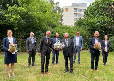 (v.l.n.r.) Anja Rapos (Geschftsfhrerin St.-Franziskus-Hospital Ahlen), Michael von Helden (Vorstand Josephs-Hospital Warendorf), Peter Goerdeler (Vorstandsvorsitzender Josephs-Hospital Warendorf), Heinz Wesseler (Kaufmnnischer Leiter Marienhospital Oelde), CDU-Bundestagsabgeordneter Reinhold Sendker, Dr. Ansgar Klemann (Geschftsfhrer St.-Josef-Stift Sendenhorst), Erwin Rddel (Vorsitzender des Gesundheitsausschusses des Bundestages) und Vanessa Richwien (Kaufmnnische Direktorin St. Elisabeth-Hospital Beckum) - (v.l.n.r.) Anja Rapos (Geschäftsführerin St.-Franziskus-Hospital Ahlen), Michael von Helden (Vorstand Josephs-Hospital Warendorf), Peter Goerdeler (Vorstandsvorsitzender Josephs-Hospital Warendorf), Heinz Wesseler (Kaufmännischer Leiter Marienhospital Oelde), CDU-Bundestagsabgeordneter Reinhold Sendker, Dr. Ansgar Klemann (Geschäftsführer St.-Josef-Stift Sendenhorst), Erwin Rüddel (Vorsitzender des Gesundheitsausschusses des Bundestages) und Vanessa Richwien (Kaufmännische Direktorin St. Elisabeth-Hospital Beckum)