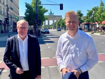 Reinhold Sendker MdB (links) mit Henning Rehbaum MdL vor dem Bundestagsbro Sendker's in Berlin.