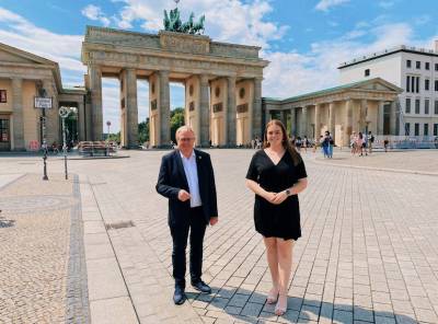 Reinhold Sendker MdB und seine letzte Praktikantin Frida Hartmann vor dem Brandenburger Tor. - Reinhold Sendker MdB und seine letzte Praktikantin Frida Hartmann vor dem Brandenburger Tor.