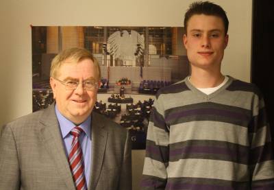 	
Reinhold Sendker MdB mit dem Stipendiaten Stefan Vogel. - 	
Reinhold Sendker MdB mit dem Stipendiaten Stefan Vogel.