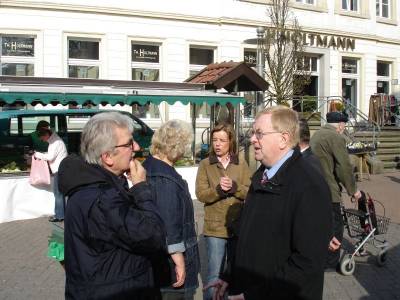 Reinhold Sendker MdB im Gesprch mit Gerhard Schwarzer, Resi Gerwing und Dagmar Halbach-Thien auf dem Beckumer Wochenmarkt. - Reinhold Sendker MdB im Gespräch mit Gerhard Schwarzer, Resi Gerwing und Dagmar Halbach-Thien auf dem Beckumer Wochenmarkt.