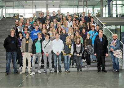 Reinhold Sendker MdB mit Schlerinnen und Schlern des Kopernikus Gymnasiums im Paul-Lbe-Haus. - Reinhold Sendker MdB mit Schülerinnen und Schülern des Kopernikus Gymnasiums im Paul-Löbe-Haus.