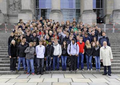 Reinhold Sendker begrt die Jahrgangstufe 11 des Laurentianums Warendorf in Berlin.