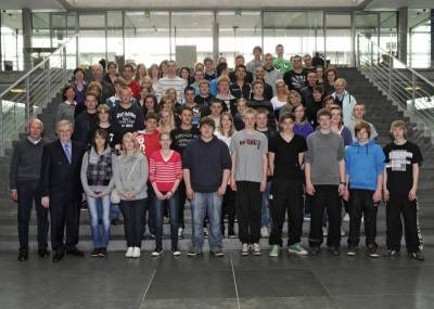 Reinhold Sendker MdB begrt Schler der Hauptschule Sassenberg in Berlin. - Reinhold Sendker MdB begrüßt Schüler der Hauptschule Sassenberg in Berlin.