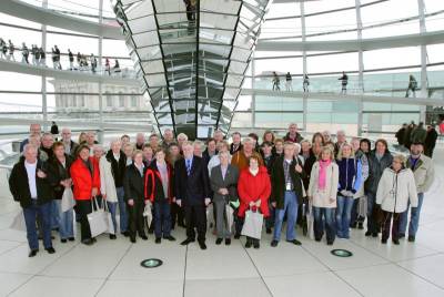 Reinhold Sendker begrt eine Gruppe aus dem Kreis Warendorf auf dem Dach des Reichstages. - Reinhold Sendker begrüßt eine Gruppe aus dem Kreis Warendorf auf dem Dach des Reichstages.