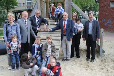 Beim Besuch im Angela-Kindergarten in Beckum: (hinten v.l.) Hanna Brinkmann, Reinhold Sendker MdB, Hubert Hppe (Beauftragter der Bundesregierung fr die Belange behinderter Menschen), Berni Recker MdL, Cordula Vossebrger und Herbert Kraft. - Beim Besuch im Angela-Kindergarten in Beckum: (hinten v.l.) Hanna Brinkmann, Reinhold Sendker MdB, Hubert Hüppe (Beauftragter der Bundesregierung für die Belange behinderter Menschen), Berni Recker MdL, Cordula Vossebürger und Herbert Kraft.