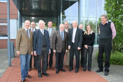 Die beiden CDU-Bundestagsabgeordneten Reinhold Sendker (Mitte) und Ralph Brinkhaus (4.v.re.) diskutierten im Grnen Zentrum aktuelle Steuerfragen mit (v.li.): Kreislandwirt Karl Werring, Steuerberater Norbert Lewe, Arnold Weling (Kreisverbandsvorsitzender Gtersloh), Hermann-Josef Schulze-Zumloh (Kreisverbandsvorsitzender Warendorf), Heiner Kollmeyer (Ratsherr und Landwirt aus Gtersloh), Wilhelm Fiegenbaum (Geschftsfhrer Kreisverband Gtersloh), Juristin Katharina Schweig sowie Manfred Stelthove (Geschftsfhrer Kreisverband Warendorf). - Die beiden CDU-Bundestagsabgeordneten Reinhold Sendker (Mitte) und Ralph Brinkhaus (4.v.re.) diskutierten im Grünen Zentrum aktuelle Steuerfragen mit (v.li.): Kreislandwirt Karl Werring, Steuerberater Norbert Lewe, Arnold Weßling (Kreisverbandsvorsitzender Gütersloh), Hermann-Josef Schulze-Zumloh (Kreisverbandsvorsitzender Warendorf), Heiner Kollmeyer (Ratsherr und Landwirt aus Gütersloh), Wilhelm Fiegenbaum (Geschäftsführer Kreisverband Gütersloh), Juristin Katharina Schweig sowie Manfred Stelthove (Geschäftsführer Kreisverband Warendorf).