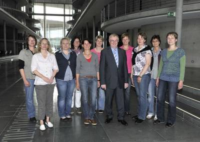 Reinhold Sendker mit den Gsten aus Freckenhorst im Paul-Lbe-Haus. - Reinhold Sendker mit den Gästen aus Freckenhorst im Paul-Löbe-Haus.