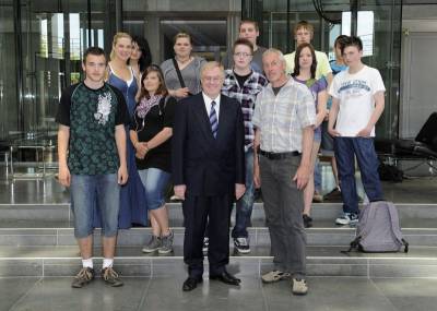 Reinhold Sendker MdB und die Schlerinnen der Overbergschule Beckum im Paul-Lbe-Haus. - Reinhold Sendker MdB und die Schülerinnen der Overbergschule Beckum im Paul-Löbe-Haus.