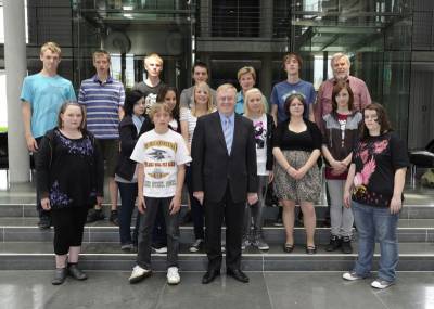 Die Schler der Overbergschule Beckum mit Reinhold Sendker MdB im Paul-Lbe-Haus. - Die Schüler der Overbergschule Beckum mit Reinhold Sendker MdB im Paul-Löbe-Haus.