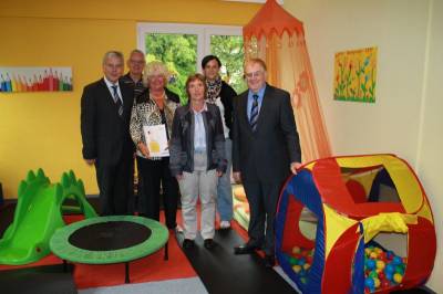 Reinhold Sendker MdB (r.) zusammen mit (v.l.n.r.) CDU-Fraktionschef Werner Knepper, Martin Mtherich, stv. Brgermeisterin Resi Gerwing, Lisa Heese und Christina Winkler vom Mtterzentrum beim Besuch der kreisweit einzigen Einrichtung eines Mehrgenerationenhauses in Beckum. - Reinhold Sendker MdB (r.) zusammen mit (v.l.n.r.) CDU-Fraktionschef Werner Knepper, Martin Mütherich, stv. Bürgermeisterin Resi Gerwing, Lisa Heese und Christina Winkler vom Mütterzentrum beim Besuch der kreisweit einzigen Einrichtung eines Mehrgenerationenhauses in Beckum.