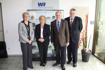 Reinhold Sendker (2.v.r) bei einem Informationsbesuch im Sendenhorster Familienbetrieb WF Maschinenbau wurde von (v.l.) Beate Winkelmann, Luzia Friese und Heiko Ohlscher empfangen. - Reinhold Sendker (2.v.r) bei einem Informationsbesuch im Sendenhorster Familienbetrieb WF Maschinenbau wurde von (v.l.) Beate Winkelmann, Luzia Friese und Heiko Ohlscher empfangen.