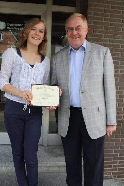 Christina Scholz(l.) berichtete ber ihr Jahr in Amerika und prsentierte ihrem Paten, dem Bundestagsabgeordneten Reinhold Sendker (r.) ihre bestandenes Diplom an der Clinton High-School im Bundesstaat Michigan. - Christina Scholz(l.) berichtete über ihr Jahr in Amerika und präsentierte ihrem Paten, dem Bundestagsabgeordneten Reinhold Sendker (r.) ihre bestandenes Diplom an der Clinton High-School im Bundesstaat Michigan.