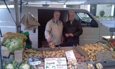 Im Rahmen der Brgersprechstunde nutzte Reinhold Sendker auch die Gelegenheit zum Gesprch mit den Marktbeschickern.  - Im Rahmen der Bürgersprechstunde nutzte Reinhold Sendker auch die Gelegenheit zum Gespräch mit den Marktbeschickern. 