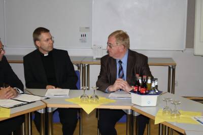 Zu einer ersten Gesprchsrunde mit dem neuen Weihbischof Dr. Stefan Zekorn trafen sich die Vertreter von Kreis CDU und Katholischer Kirche in der Landvolkhochschule in Freckenhorst.