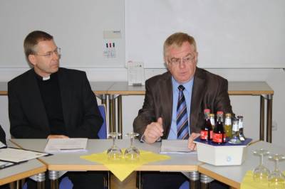 Zu einer ersten Gesprchsrunde mit dem neuen Weihbischof Dr. Stefan Zekorn trafen sich die Vertreter von Kreis CDU und Katholischer Kirche in der Landvolkhochschule in Freckenhorst.