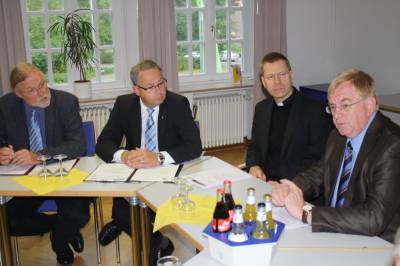 Zu einer ersten Gesprchsrunde mit dem neuen Weihbischof Dr. Stefan Zekorn trafen sich die Vertreter von Kreis CDU und Katholischer Kirche in der Landvolkhochschule in Freckenhorst.