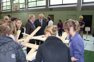 Machten sich ein Bild von den angehenden Nachwuchs-Ingenieuren des Augustin-Wibbelt-Gymnasiums: Der heimische CDU-Bundestagsabgeordnete Reinhold Sendker (Westkirchen) (m.) und der Prsident der Ingenieurkammer Bau NRW, Dr. Heinrich Bckamp (r.).  - Machten sich ein Bild von den angehenden Nachwuchs-Ingenieuren des Augustin-Wibbelt-Gymnasiums: Der heimische CDU-Bundestagsabgeordnete Reinhold Sendker (Westkirchen) (m.) und der Präsident der Ingenieurkammer Bau NRW, Dr. Heinrich Böckamp (r.). 