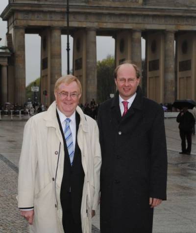 Reinhold Sendker MdB und Landrat Dr. Olaf Gericke tauschten sich zur Zukunft der Bundeswehr in Berlin aus. - Reinhold Sendker MdB und Landrat Dr. Olaf Gericke tauschten sich zur Zukunft der Bundeswehr in Berlin aus.