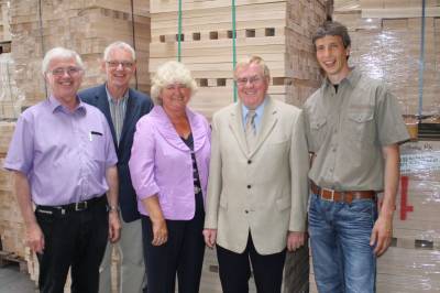 V.l.n.r.: Seniorchef Heinz Holtmann,  Martin Mtherich, Resi Gerwing ,MdB Reinhold Sendker, und Juniorchef Guido Holtmann. - V.l.n.r.: Seniorchef Heinz Holtmann,  Martin Mütherich, Resi Gerwing ,MdB Reinhold Sendker, und Juniorchef Guido Holtmann.