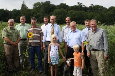 Machten sich jetzt ein Bild von einer der ber 1000 Naturschutzflchen im Kreis Warendorf: Herbert Winkelstrter (KJS), Josef Dinghaus (Revierhaber, Hegering Oelde), Ludger Feldmeier (Landwirt und Verpchter), Hermann-Josef Schulze-Zumloh (Vorsitzender Landwirtschaftlicher Kreisverband), Landrat Dr. Olaf Gericke, Elena Dinghaus, Martin Sievers (KJS Warendorf), Bundestagsabgeordneter Reinhold Sendker, Stephan Dinghaus, Heinz Mller (Kreis Warendorf) und Heinz Heselmann (Vorsitzender KJS Warendorf). - Machten sich jetzt ein Bild von einer der über 1000 Naturschutzflächen im Kreis Warendorf: Herbert Winkelströter (KJS), Josef Döinghaus (Revierhaber, Hegering Oelde), Ludger Feldmeier (Landwirt und Verpächter), Hermann-Josef Schulze-Zumloh (Vorsitzender Landwirtschaftlicher Kreisverband), Landrat Dr. Olaf Gericke, Elena Döinghaus, Martin Sievers (KJS Warendorf), Bundestagsabgeordneter Reinhold Sendker, Stephan Döinghaus, Heinz Müller (Kreis Warendorf) und Heinz Heselmann (Vorsitzender KJS Warendorf).