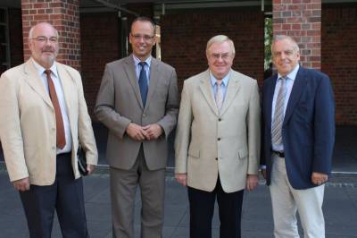 Sprachen sich geschlossen fr Ahlen aus: Erhard Richard (CDU-Stadtverbandsvorsitzender), Joachim Fahnemann (Geschftsfhrer Agentur fr Arbeit), der CDU-Bundestagsabgeordnete Reinhold Sendker und der CDU-Landtagsabgeordnete Berni Recker. - Sprachen sich geschlossen für Ahlen aus: Erhard Richard (CDU-Stadtverbandsvorsitzender), Joachim Fahnemann (Geschäftsführer Agentur für Arbeit), der CDU-Bundestagsabgeordnete Reinhold Sendker und der CDU-Landtagsabgeordnete Berni Recker.