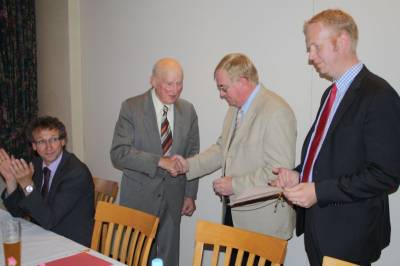 Der ehemalige Brgermeister und Trger des Bundesverdienstkreuzes, Ewald Rschenschmidt (l.), wurde fr 60 Jahre Mitgliedschaft in der CDU vom heimischen CDU-Bundestagsabgeordneten und Kreisvorsitzenden Reinhold Sendker (m.) und dem Vorsitzenden der CDU-Ortsunion Albersloh, Henning Rehbaum (r.), geehrt. - Der ehemalige Bürgermeister und Träger des Bundesverdienstkreuzes, Ewald Rüschenschmidt (l.), wurde für 60 Jahre Mitgliedschaft in der CDU vom heimischen CDU-Bundestagsabgeordneten und Kreisvorsitzenden Reinhold Sendker (m.) und dem Vorsitzenden der CDU-Ortsunion Albersloh, Henning Rehbaum (r.), geehrt.