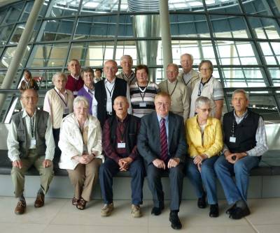 Reinhold Sendker und die Besucher des Martinstreff Im Reichstag. - Reinhold Sendker und die Besucher des Martinstreff Im Reichstag.