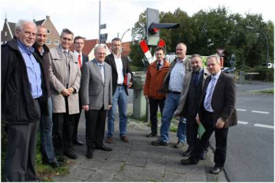 v.l.: Ludger Esser (DB Netz AG), Andreas Gaupel (DB Netz AG), Oliver Knaup (Baudezernent Stadt WAF), Niklas Werner (Bro Reinhold Sendker), Reinhold Sendker MdB, Klaus Brandenburg (Straen NRW), Juergen Ellrichmann (Siemens AG), Ralf Haselmann (Siemens AG), Michael Geuckler (Geschftsfhrer ZVM), Dirk Griepenburg (Leiter Regionalniederlassung Mnsterland Straen NRW) - v.l.: Ludger Esser (DB Netz AG), Andreas Gaupel (DB Netz AG), Oliver Knaup (Baudezernent Stadt WAF), Niklas Werner (Büro Reinhold Sendker), Reinhold Sendker MdB, Klaus Brandenburg (Straßen NRW), Juergen Ellrichmann (Siemens AG), Ralf Haselmann (Siemens AG), Michael Geuckler (Geschäftsführer ZVM), Dirk Griepenburg (Leiter Regionalniederlassung Münsterland Straßen NRW)