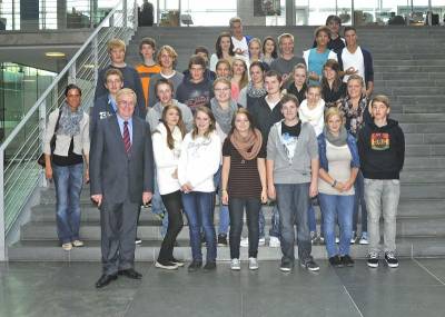 Reinhold Sendker mit den Schlern der Kardinal-von-Galen-Realschule Telgte. - Reinhold Sendker mit den Schülern der Kardinal-von-Galen-Realschule Telgte.