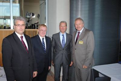 Trafen sich zum Gesprch in Berlin: (v.l.) Axel Knoerig MdB, Reinhold Sendker MdB, Bundesumweltminister Rttgen und AWG-Geschftsfhrer Thomas Grundmann. - Trafen sich zum Gespräch in Berlin: (v.l.) Axel Knoerig MdB, Reinhold Sendker MdB, Bundesumweltminister Röttgen und AWG-Geschäftsführer Thomas Grundmann.