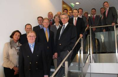 Reinhold Sendker MdB und die Mitglieder des IHK-Regionalausschusses in der Sparkasse Beckum-Wadersloh. - Reinhold Sendker MdB und die Mitglieder des IHK-Regionalausschusses in der Sparkasse Beckum-Wadersloh.