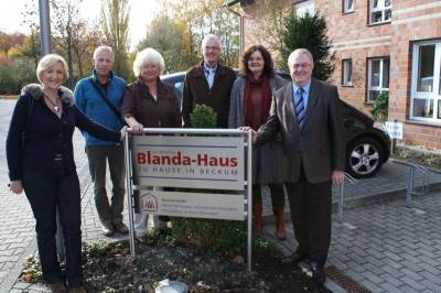 Beim Besuch des Schwester-Blanda-Hauses in Beckum (v.l.n.r) Karin Burtzlaff, Vorsitzende, Hubert Stratmann, stv. Brgermeisterin Resi Gerwing, Martin Mtherich, Silvia Bning-Antunes und MdB Reinhold Sendker. - Beim Besuch des Schwester-Blanda-Hauses in Beckum (v.l.n.r) Karin Burtzlaff, Vorsitzende, Hubert Stratmann, stv. Bürgermeisterin Resi Gerwing, Martin Mütherich, Silvia Böning-Antunes und MdB Reinhold Sendker.