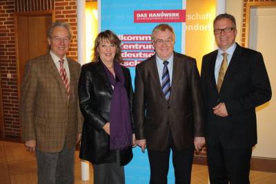 Der heimische CDU-Bundestagsabgeordnete Reinhold Sendker (Westkirchen)(2.v.r.) traf sich jetzt mit dem neuen Hauptgeschftsfhrer der Kreishandwerkerschaft Steinfurt-Warendorf Frank Tischner(r.) zum gemeinsamen Gedankenaustausch. Ebenfalls anwesend waren der Kreishandwerksmeister Dieter Gnnewig(l.) und die stellvertretende Hauptgeschftsfhrerin Ulla Finger-Rumens(2. v.l.).  - Der heimische CDU-Bundestagsabgeordnete Reinhold Sendker (Westkirchen)(2.v.r.) traf sich jetzt mit dem neuen Hauptgeschäftsführer der Kreishandwerkerschaft Steinfurt-Warendorf Frank Tischner(r.) zum gemeinsamen Gedankenaustausch. Ebenfalls anwesend waren der Kreishandwerksmeister Dieter Günnewig(l.) und die stellvertretende Hauptgeschäftsführerin Ulla Finger-Rumens(2. v.l.). 