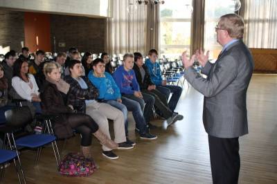 Reinhold Sendker MdB im Gesprch mit Schlern der Stdtischen Realschule Ahlen. 
