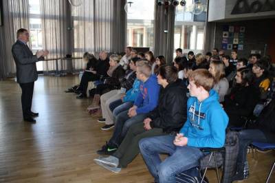 Reinhold Sendker MdB im Gesprch mit Schlern der Stdtischen Realschule Ahlen. 